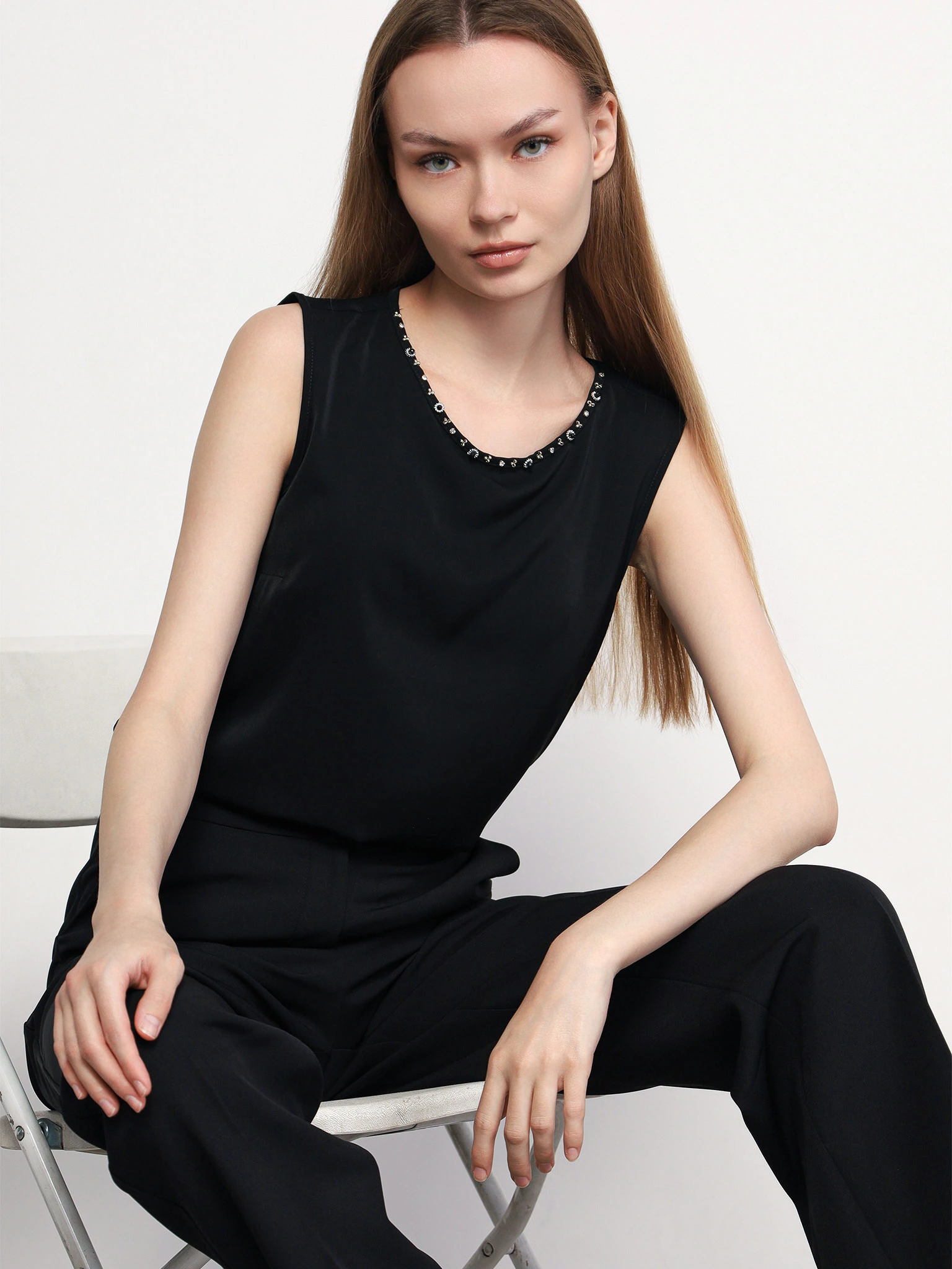 Блуза черного цвета с цепочкой-мониль